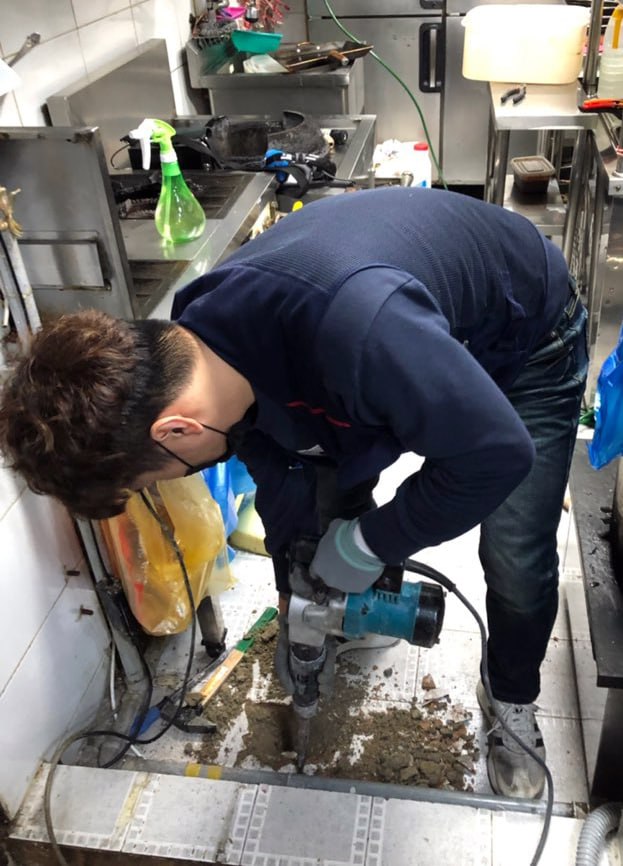 주방 바닥 배관 수리 — 배수관 누수 탐지