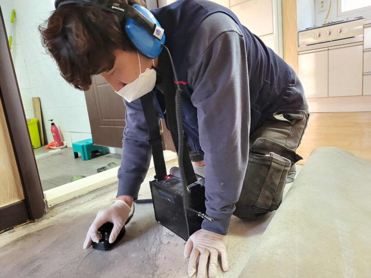 음향 탐지 장비로 누수 탐지 작업